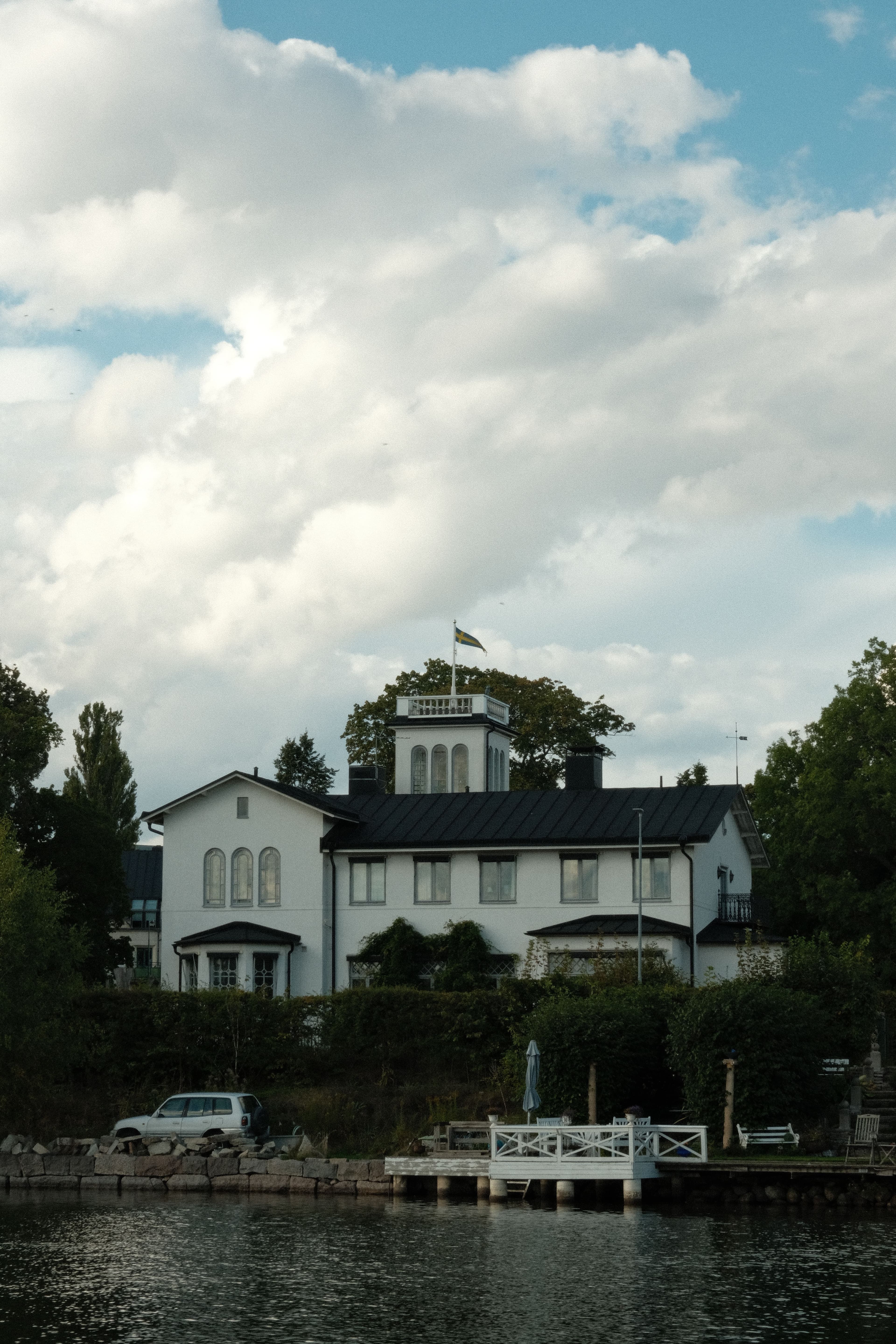 Lakeside Family Residence